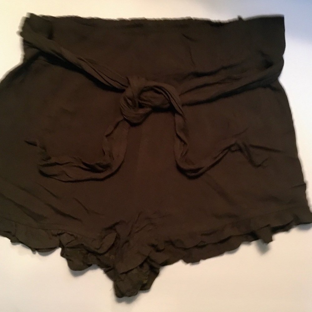 ❌DONATED❌Derek Heart lettuce trim shorts - olive - L